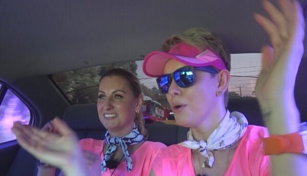 Dorota i Kasia śpiewają na cześć kierowcy. Tego nie było w TV!