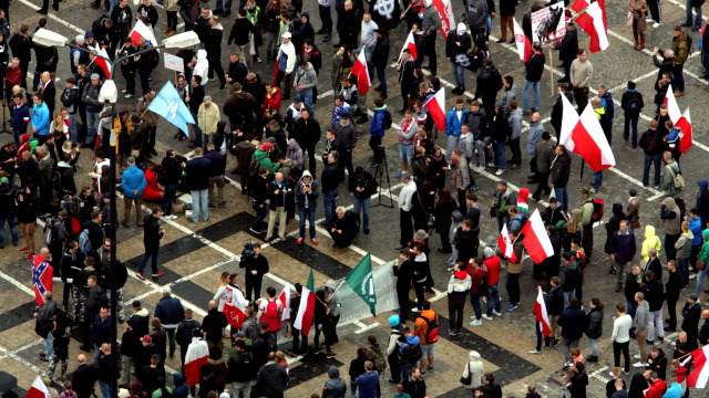Dwie demonstracje w Warszawie. Przeciwnicy imigrantów na pl. Defilad, zwolennicy przed pomnikiem Kopernika